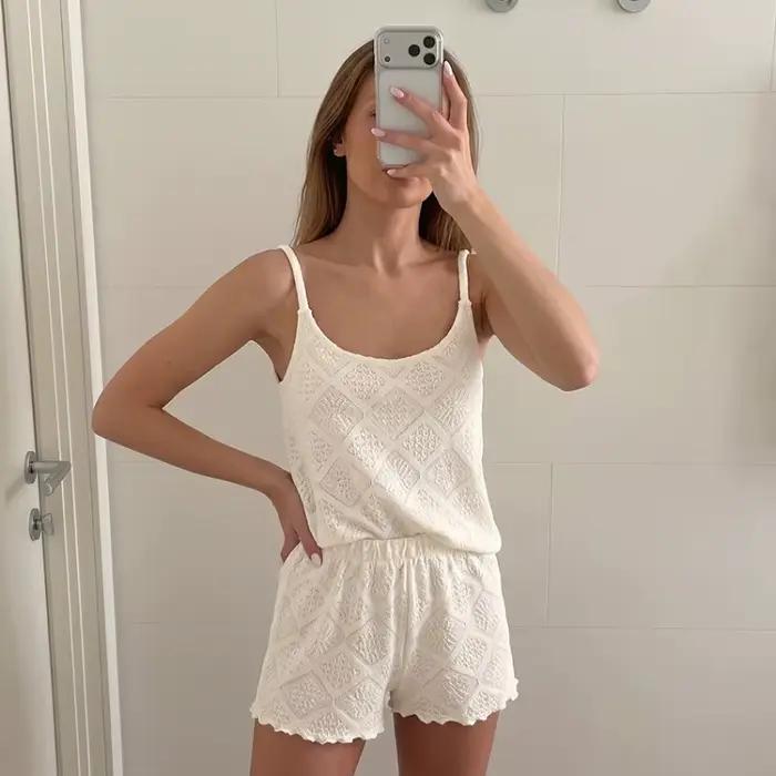 Ensemble pyjama tricoté et crocheté 2026 pour femme – Haut à fines bretelles ajouré et short – Tenue d'été légère pour la maison et le repos