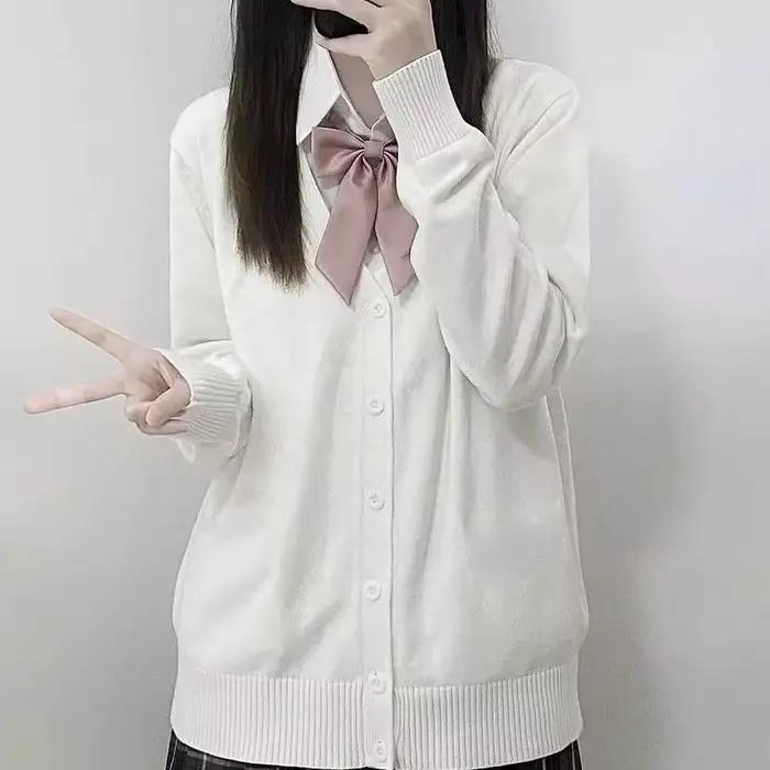 Jednofarebný pletený sveter s výstrihom do V v japonskom štýle