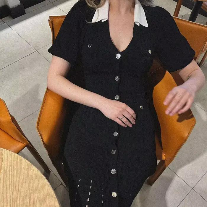 Dámske šaty s výstrihom a jednoduchým gombíkovaním