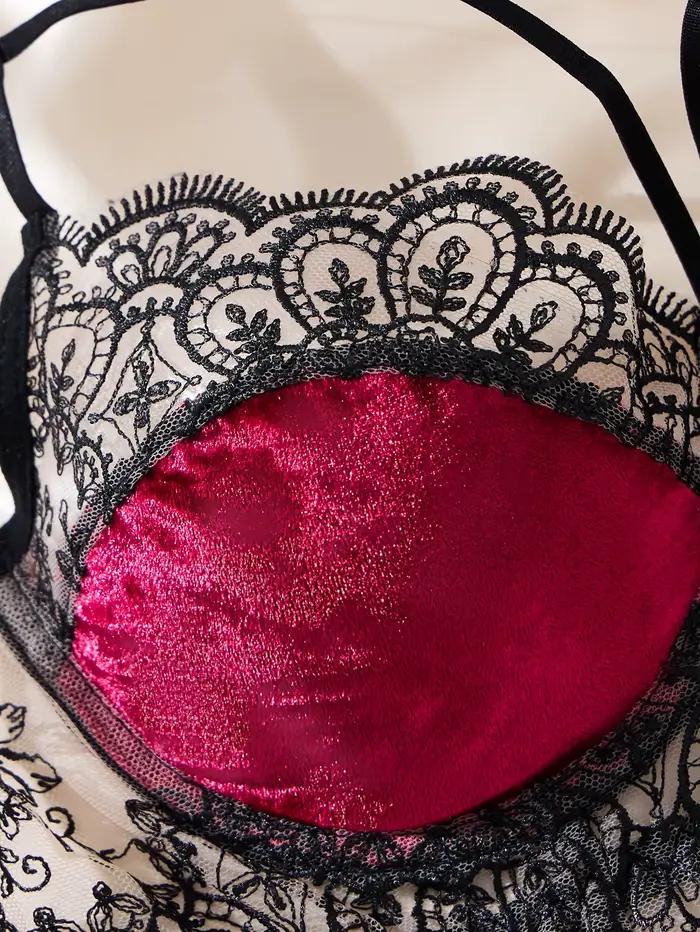 Sexy čipkovaná podprsenka s kvetinovým vzorom. Vzhľad kompletu na Valentínsku noc. Sada