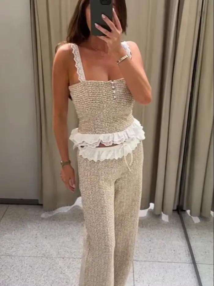 Elegantný 2-dielny voľnočasový set pre ženy: Krátky top s tenkými ramienkami a volánmi