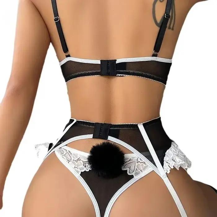 Soutien-gorge et culotte transparents en dentelle rose avec jarretelles