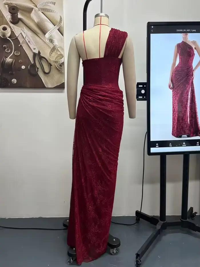 Elegantné dlhé bordó čipkované šaty na jedno rameno pre ženy – Drapované večerné