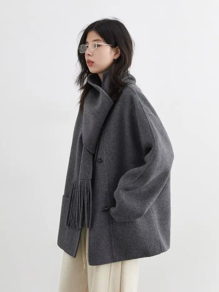 Lâche en laine et polyester Chic Ven pour femmes, style bureau-dame, automne-hiver, col rond, boutonnage simple, pompons装饰去掉最后的装饰部分，并确保HTML格式正确。