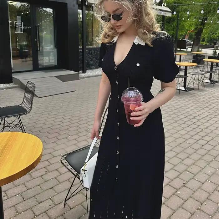 Dámske šaty s výstrihom a jednoduchým gombíkovaním