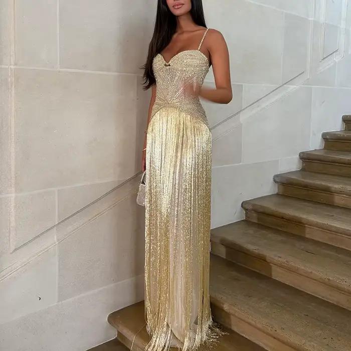 Sexy bezramienková šaty s trásňami