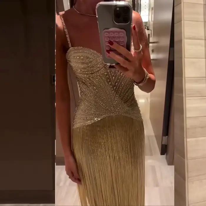 Sexy bezramienková šaty s trásňami