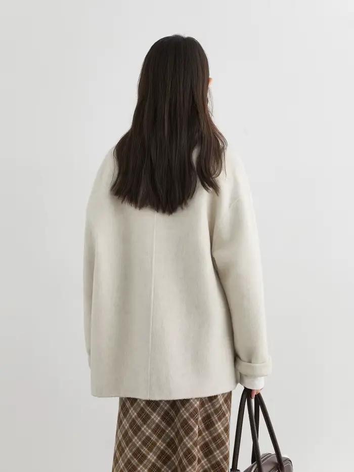 Lâche en laine et polyester Chic Ven pour femmes, style bureau-dame, automne-hiver, col rond, boutonnage simple, pompons装饰去掉最后的装饰部分，并确保HTML格式正确。