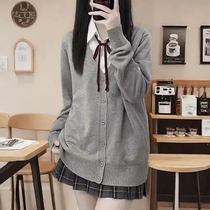 Jednofarebný pletený sveter s výstrihom do V v japonskom štýle