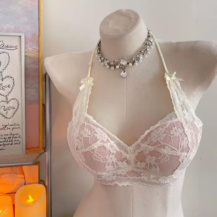 Lingerie odhaľujúca krk a ramená s čipkovaným nariaseným vrchom