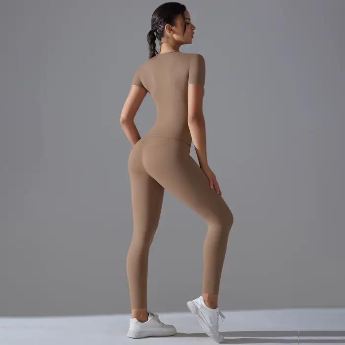 Combinaison sportive femme yoga fitness athleisure moderne élégante pour yoga et fitness