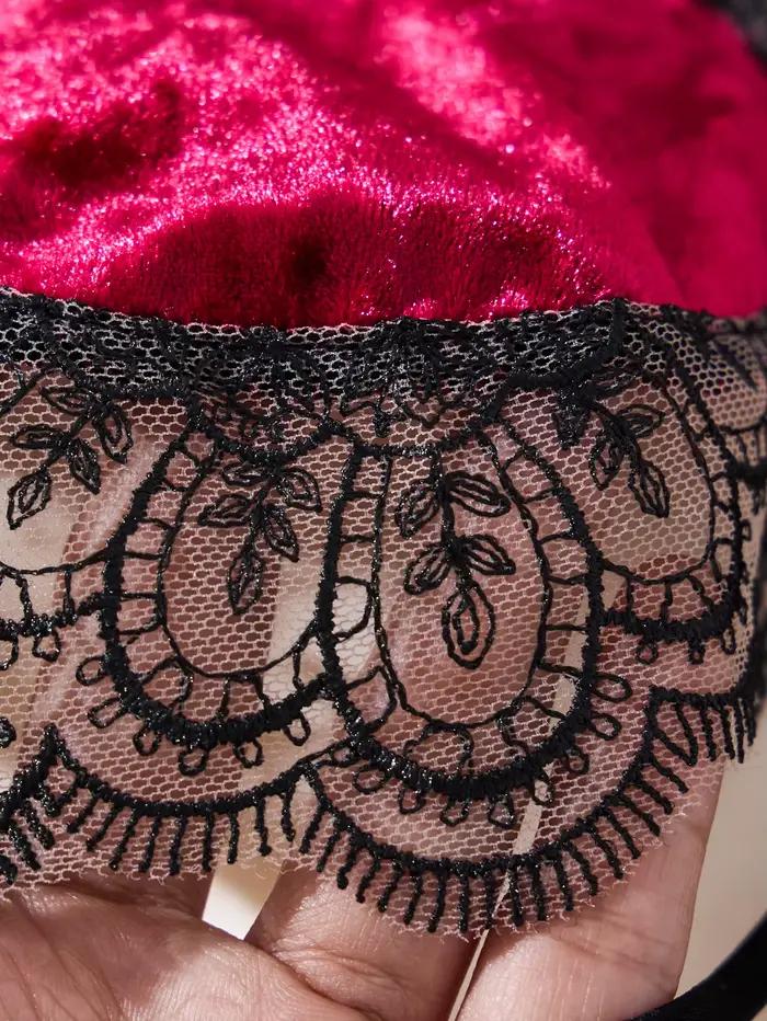 Sexy čipkovaná podprsenka s kvetinovým vzorom. Vzhľad kompletu na Valentínsku noc. Sada