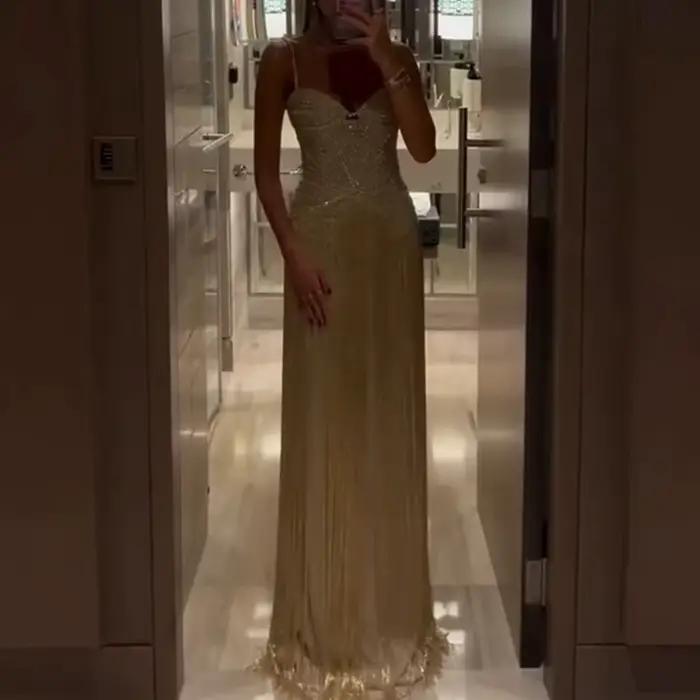 Sexy bezramienková šaty s trásňami