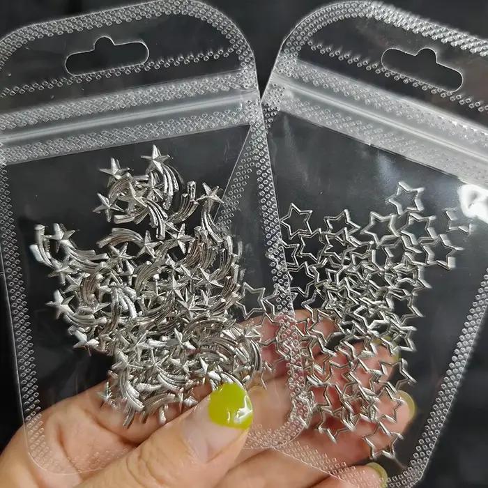Strieborné hviezdičky na nechty