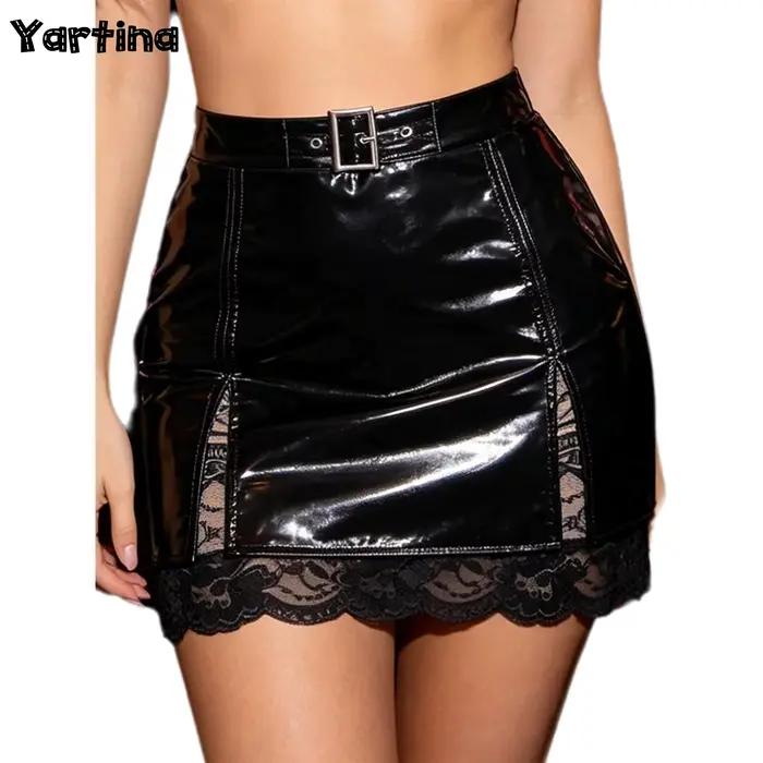 Mini-jupe moulante en latex pour femme, en similicuir PU brillant, avec fente, effet mouillé, style clubwear, doublure en dentelle florale, taille haute, jupe à volants