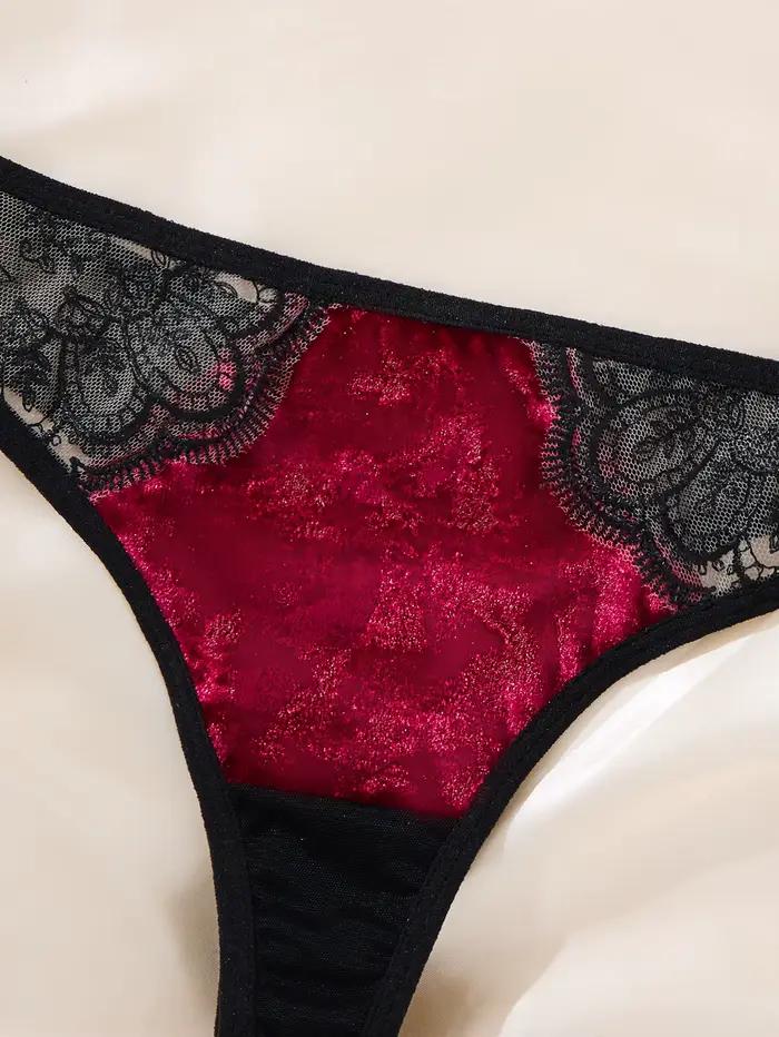 Sexy čipkovaná podprsenka s kvetinovým vzorom. Vzhľad kompletu na Valentínsku noc. Sada