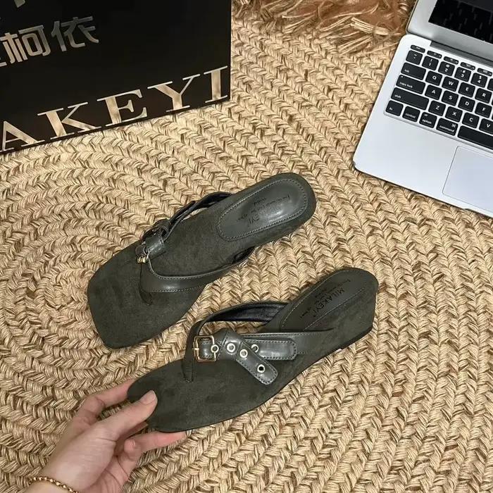 Tongs d'été pour femmes, antidérapantes, populaires en ligne, style coréen mignon, plates à semelle épaisse, pour la plage