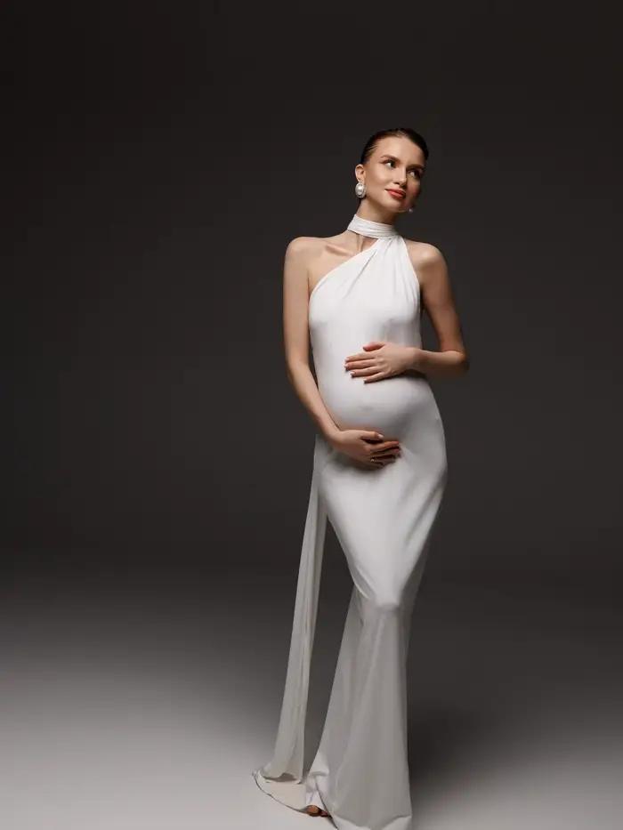 Elegantná materská šaty v slonovinovej farbe s pelerínou na fotenie