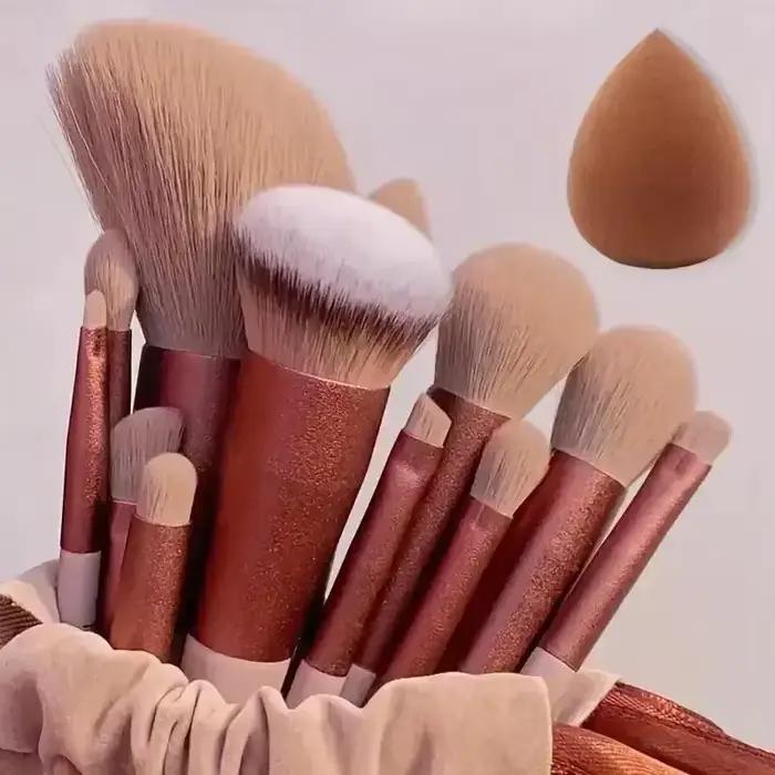 Sada mäkkých a nadýchaných profesionálnych kefiek na make-up