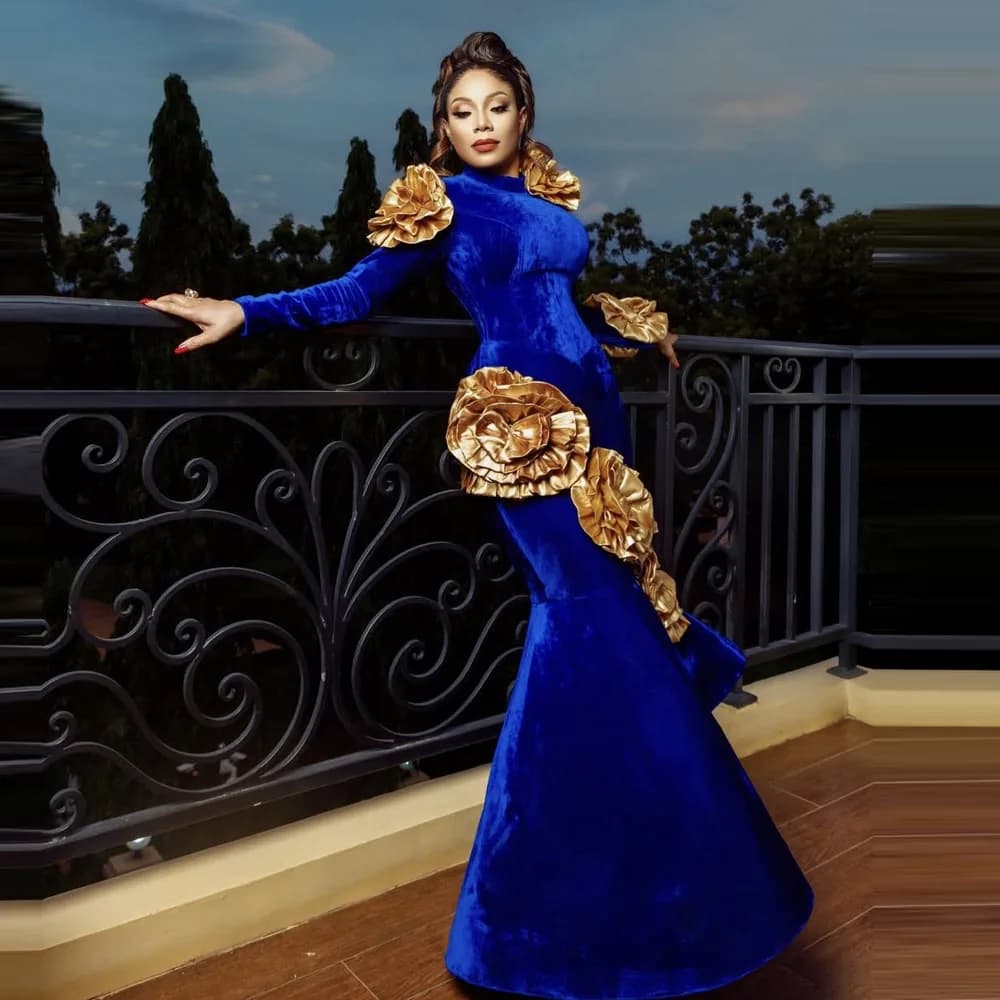 Robe de soirée sirène bleu royal élégante en velours à manches longues avec nœud haut et fleurs fait