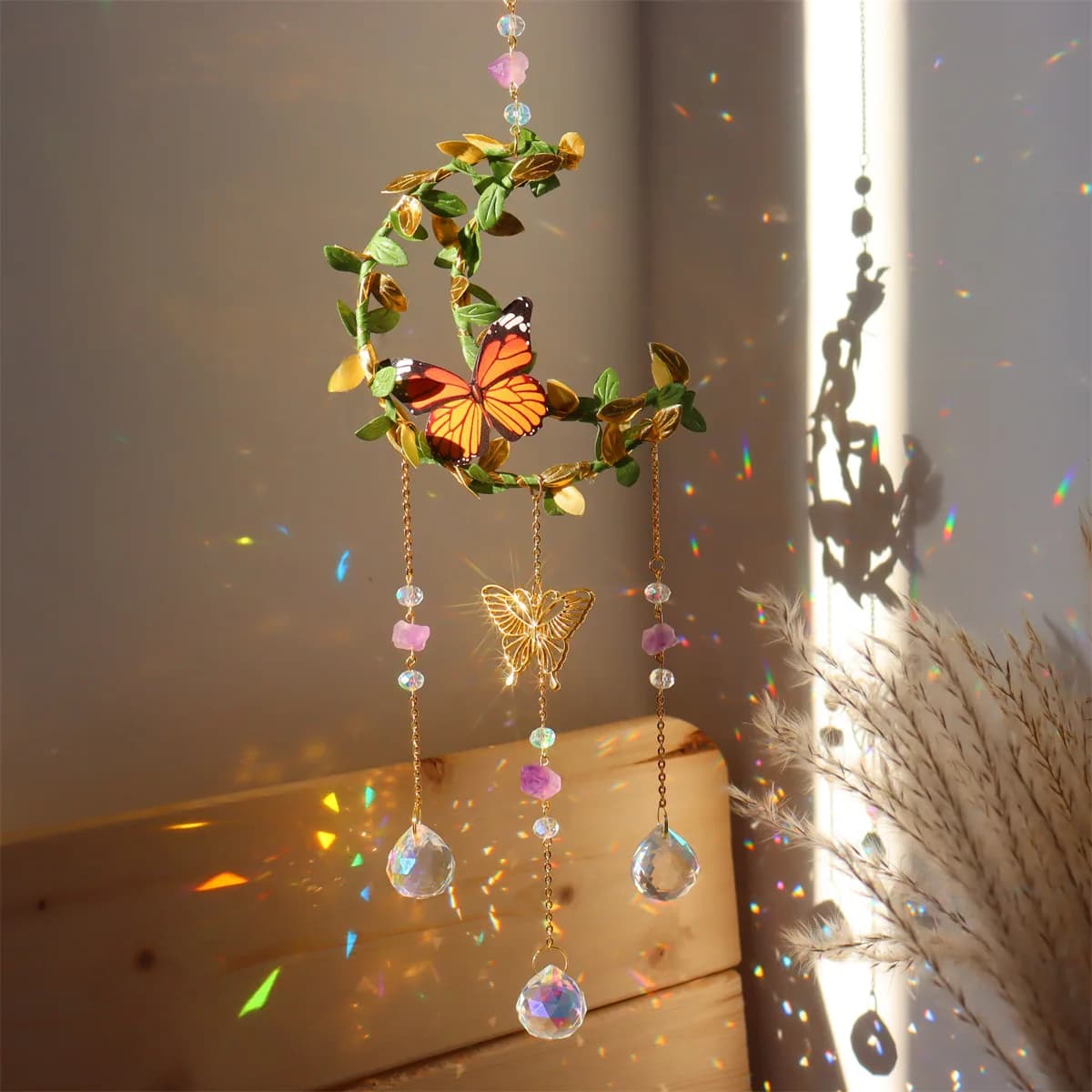 Attrape-soleil et boules de cristal inspirées de la nature : feuilles, papillons, lune et carillon é