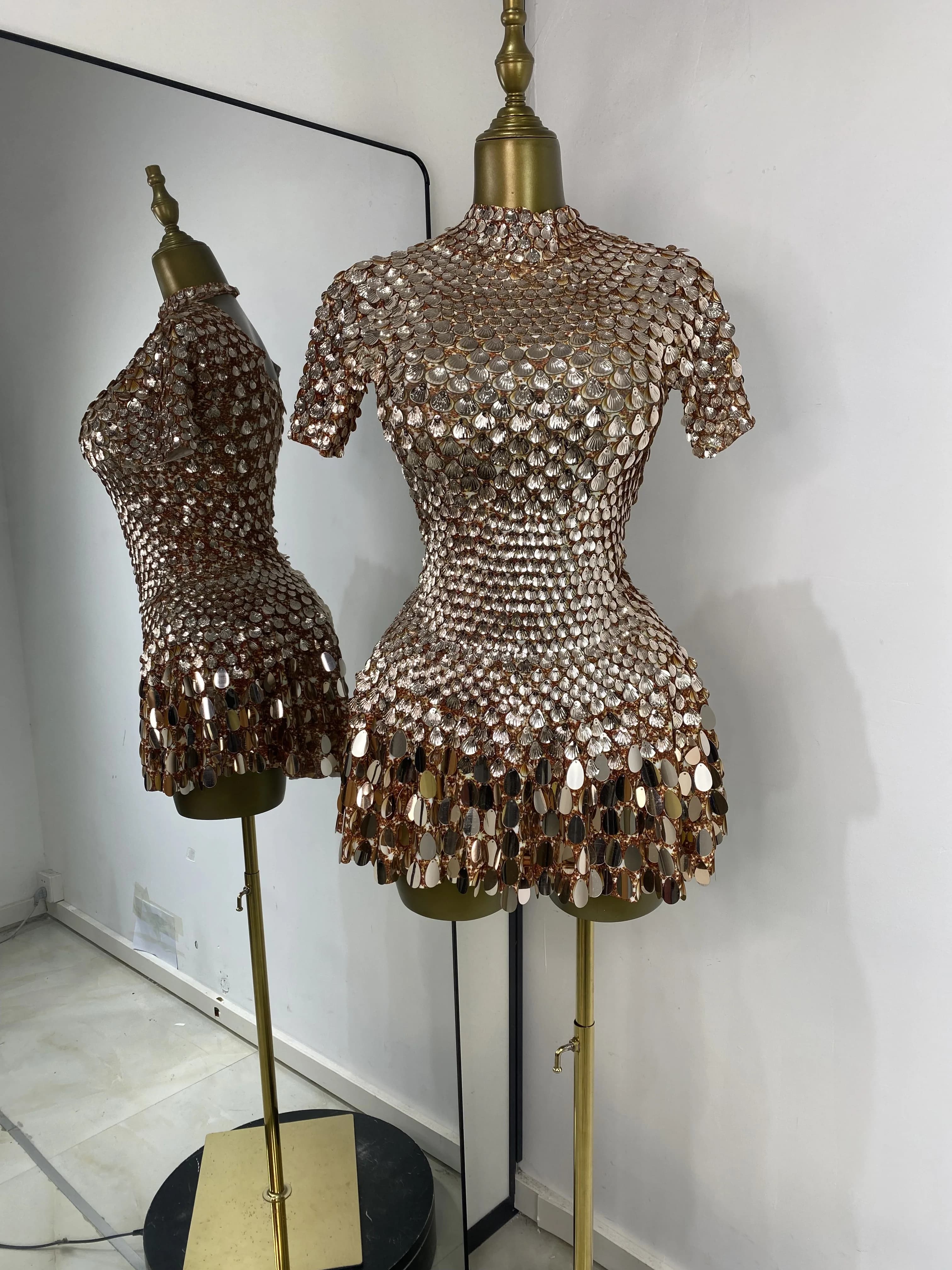 Paillettes scintillantes Champagne élégant manches courtes body une ligne Mini robe remise des diplô