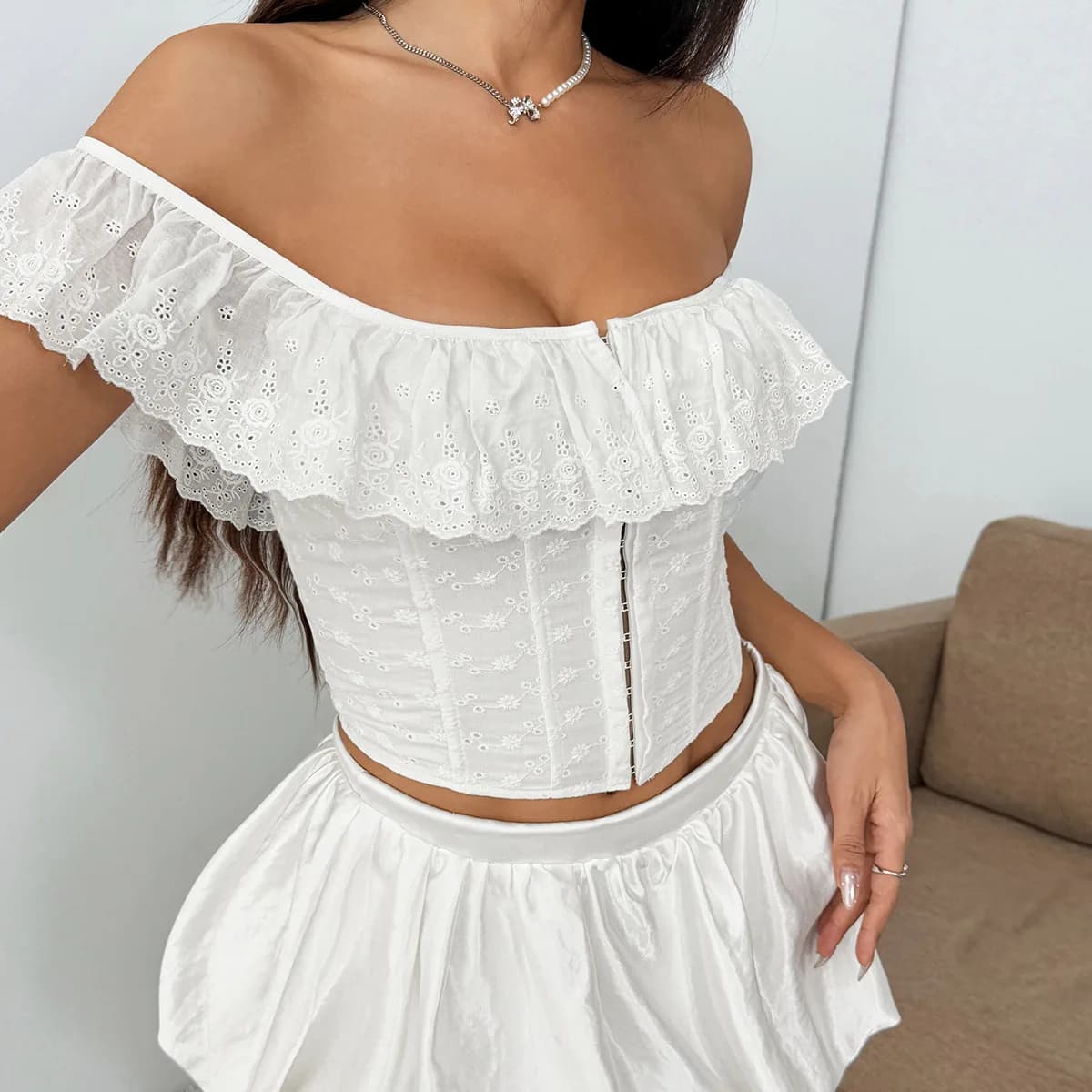 Corset multicolores avec manches courtes à volants, fermeture avant à crochets, décolleté cœur, styl