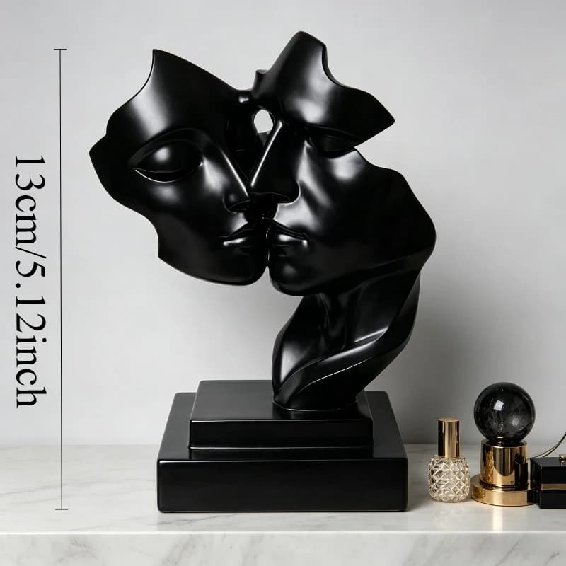 Sculpture de couple moderne s'embrassant, décoration romantique. Ornement élégant pour le bureau à d