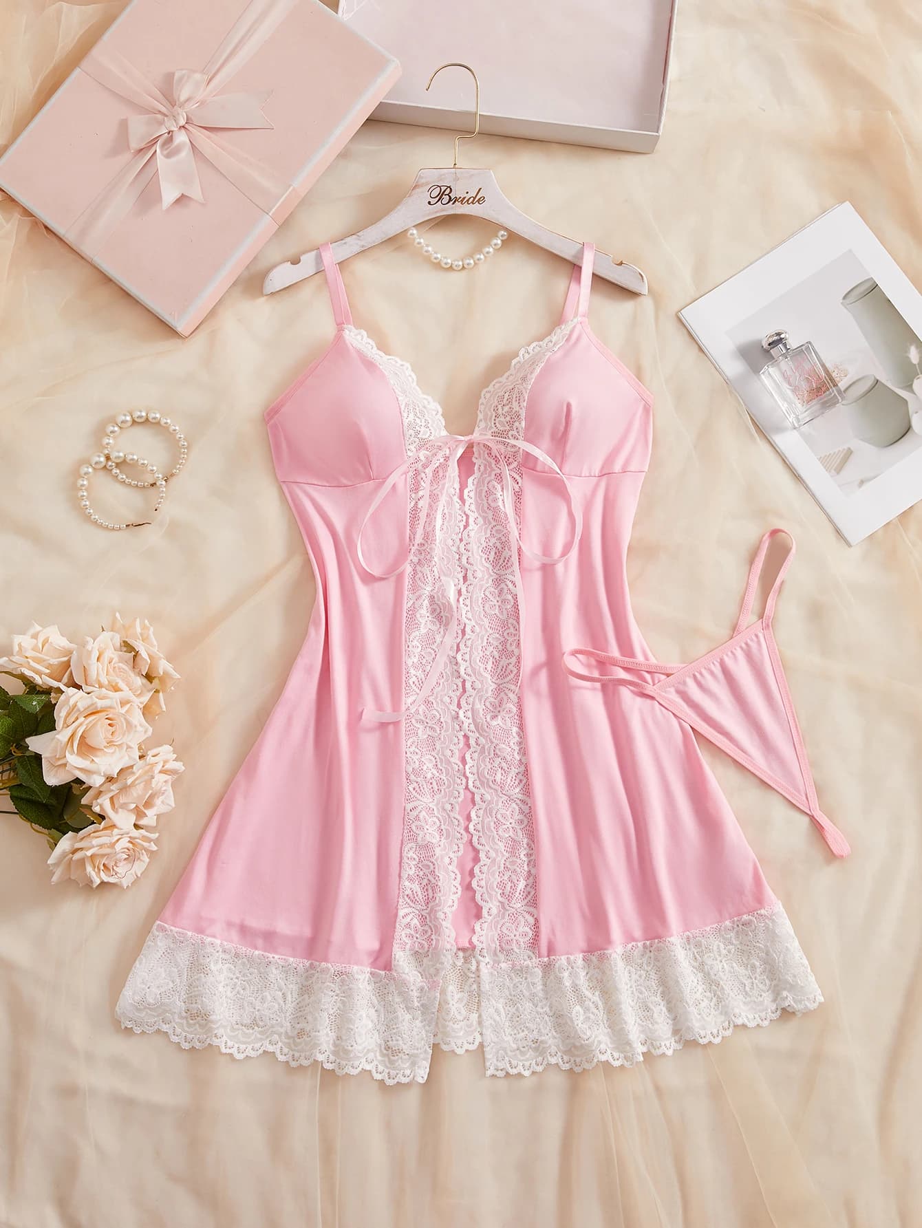 Chemise de nuit sexy pour femmes, style ouvert sur le devant avec dentelle et fleurs, jupe courte él
