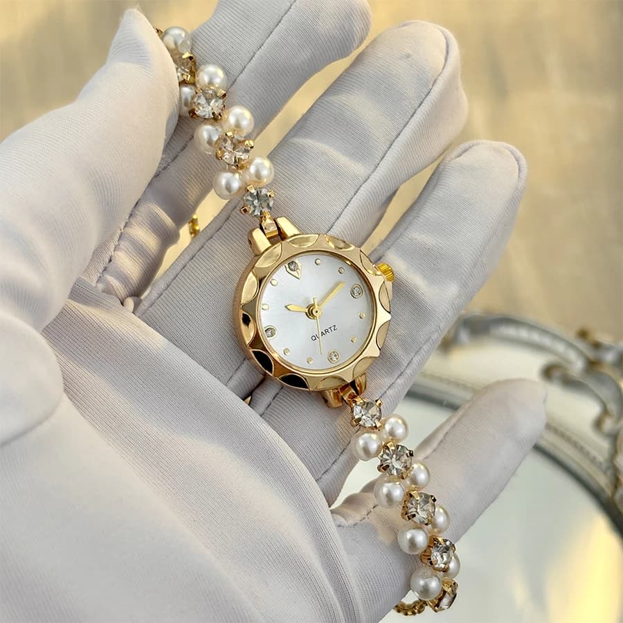 Montre pour femme avec cordon réglable orné de perles - Pratique et élégante