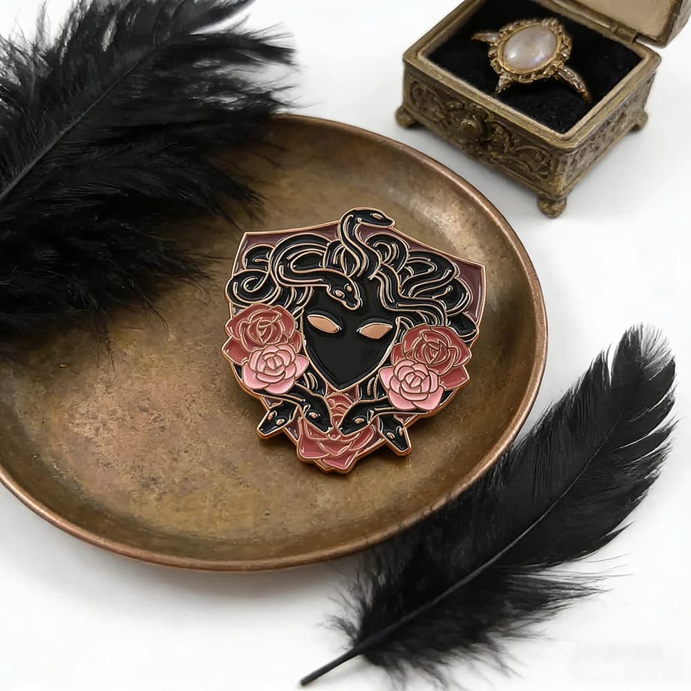 Broche en émail Méduse Serpent & Rose, mythologie gothique, épingle de revers, bijoux esthétiques so