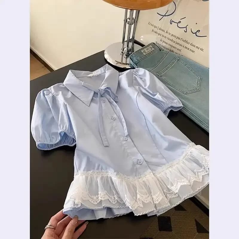Chemise pour femme en bleu clair avec col à nœud papillon et ourlet en dentelle