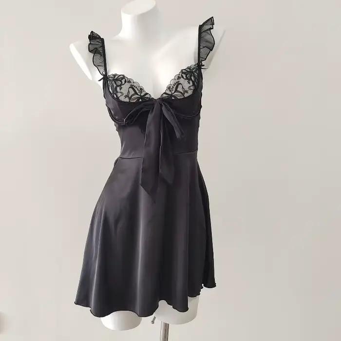 Nouveau Sexy Lingeire jarretelle chemise de nuit vêtements de nuit pour femmes Satin soie été pyjamas doux de haute qualité dos nu dentelle vêtements de détente