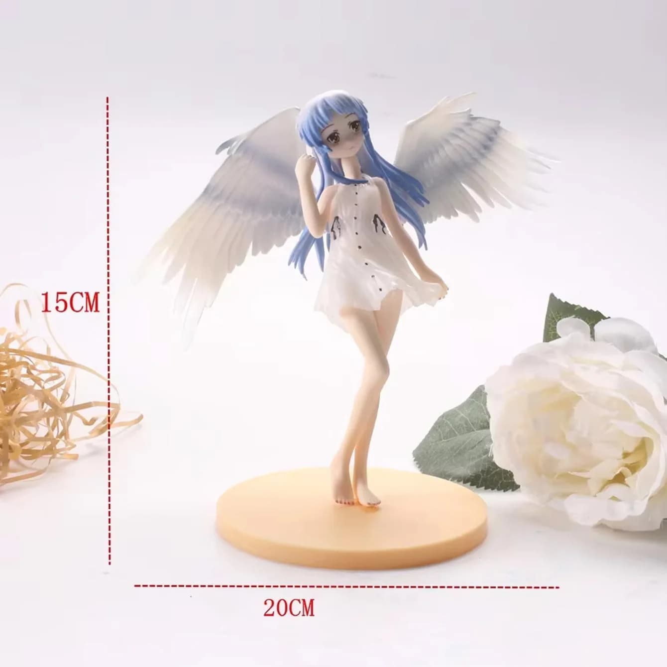 Figurine d'ange anime – Cheveux bleus, ailes en plumes translucides, base ronde sur le thème de l'an