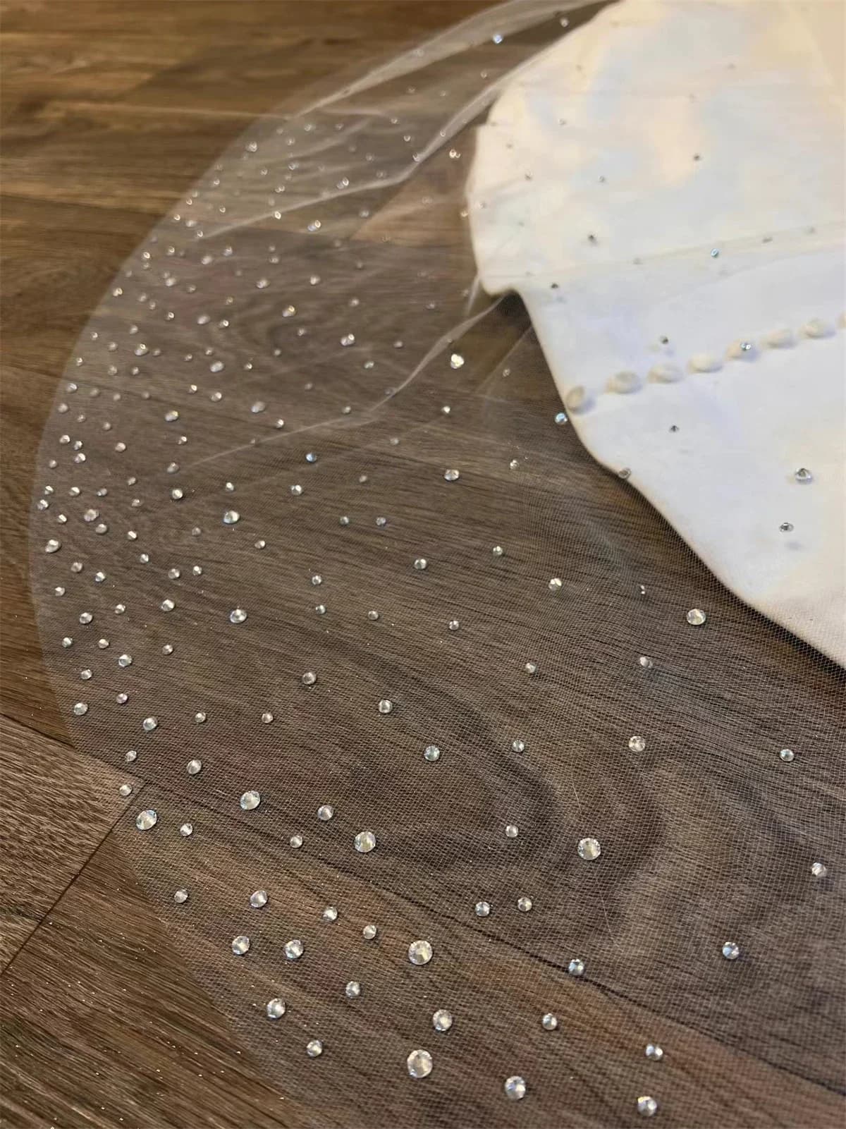 Strass voile de mariée 1 niveau longue longueur chapelle voile de mariée avec perles dispersées doux