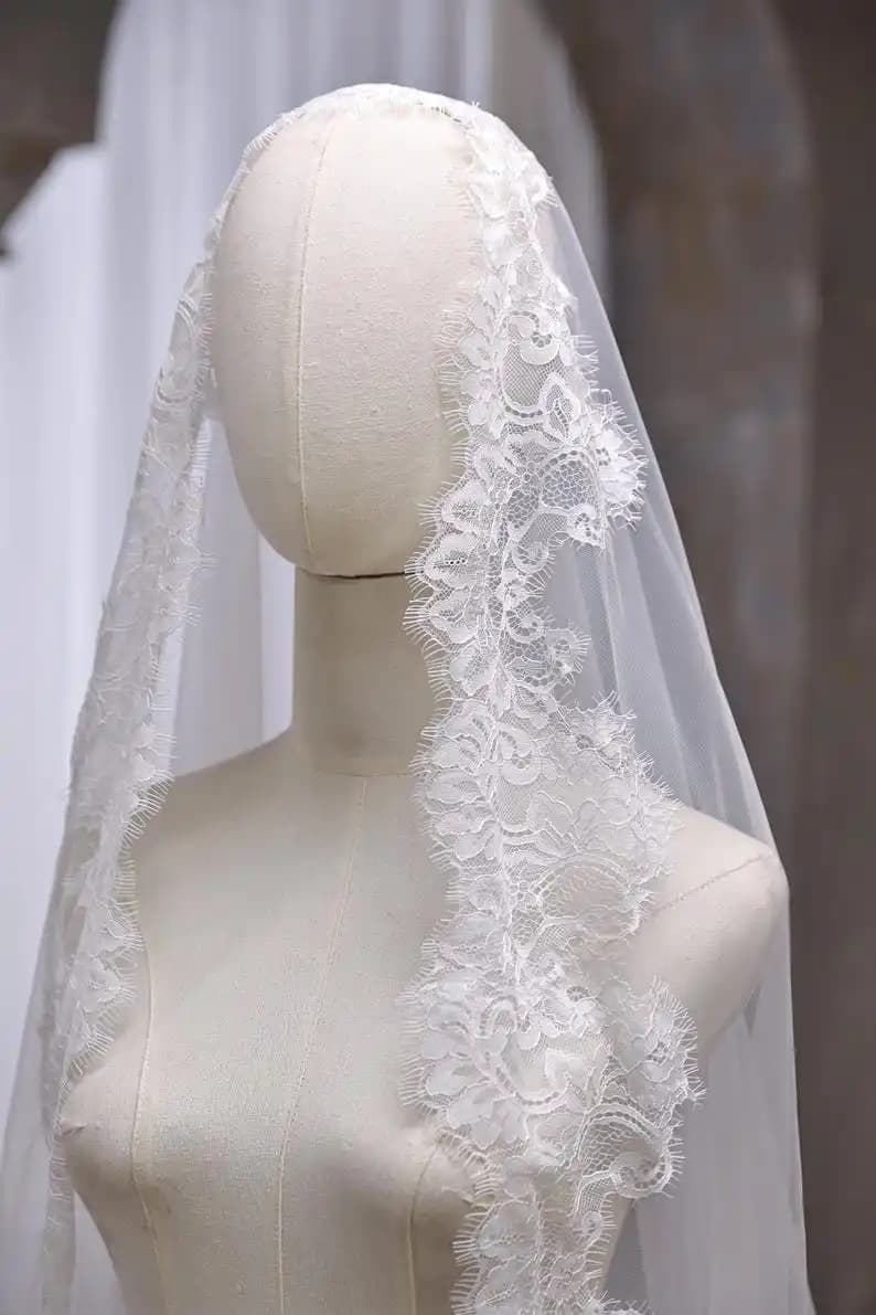 Voile de mariée en dentelle espagnole à bord festonné, style Chantilly, avec motif floral et cils, l