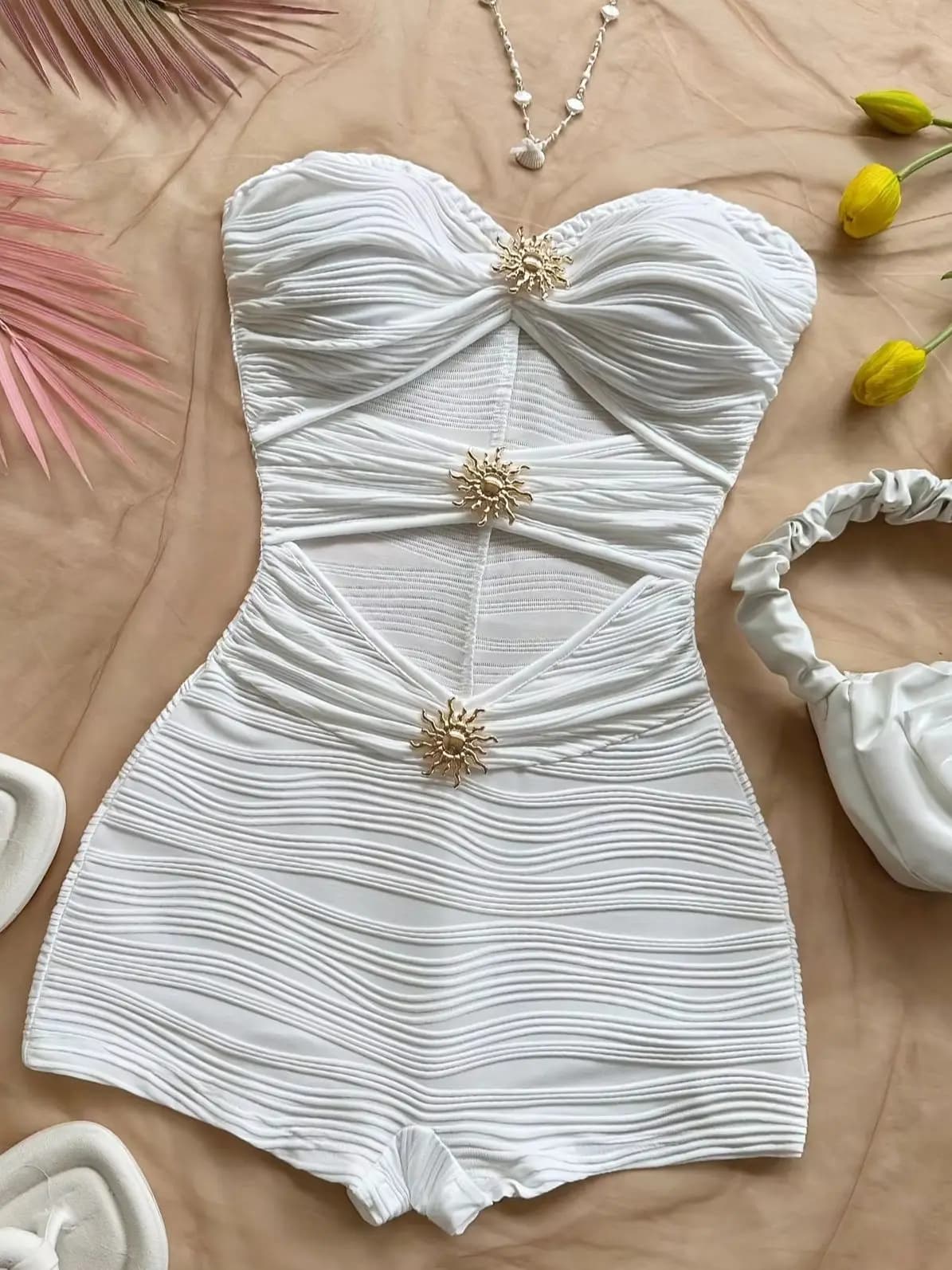 Combinaison moulante blanche d'été, sans bretelles avec accents métalliques soleil