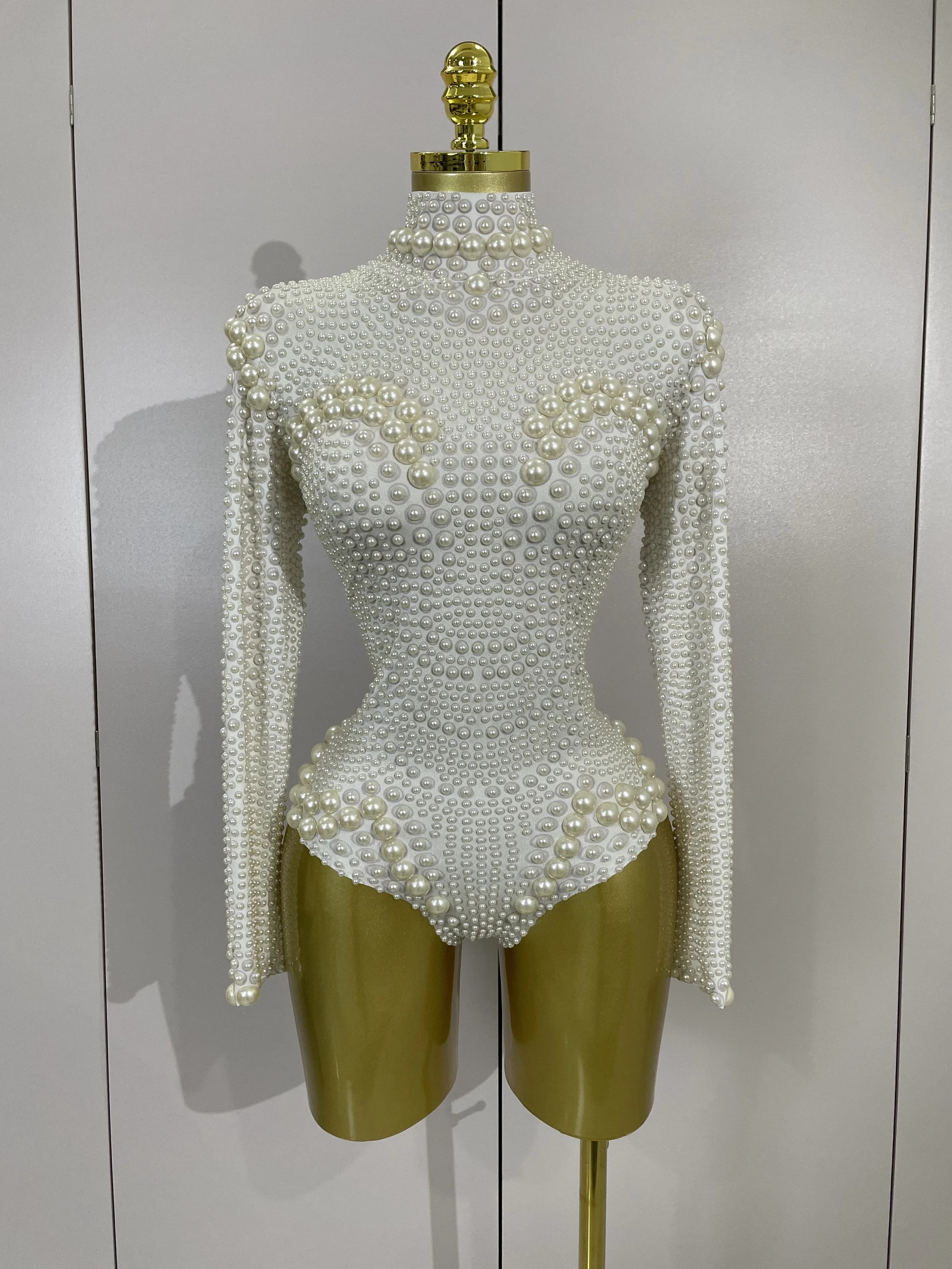 Combinaison extensible blanche à manches longues entièrement perlée pour femme, idéale pour les soir