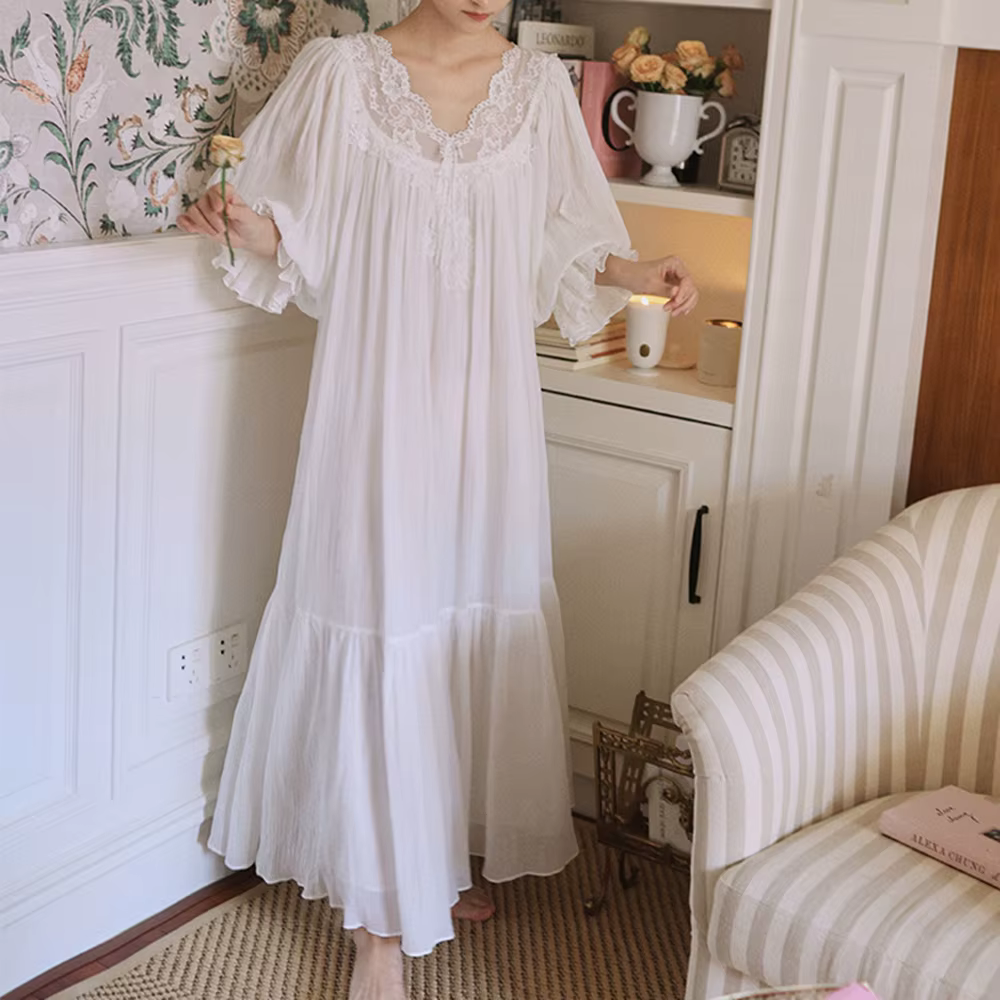 Chemise de nuit féminine en dentelle romantique coupe ample style féerique, longue, blanche, rétro,