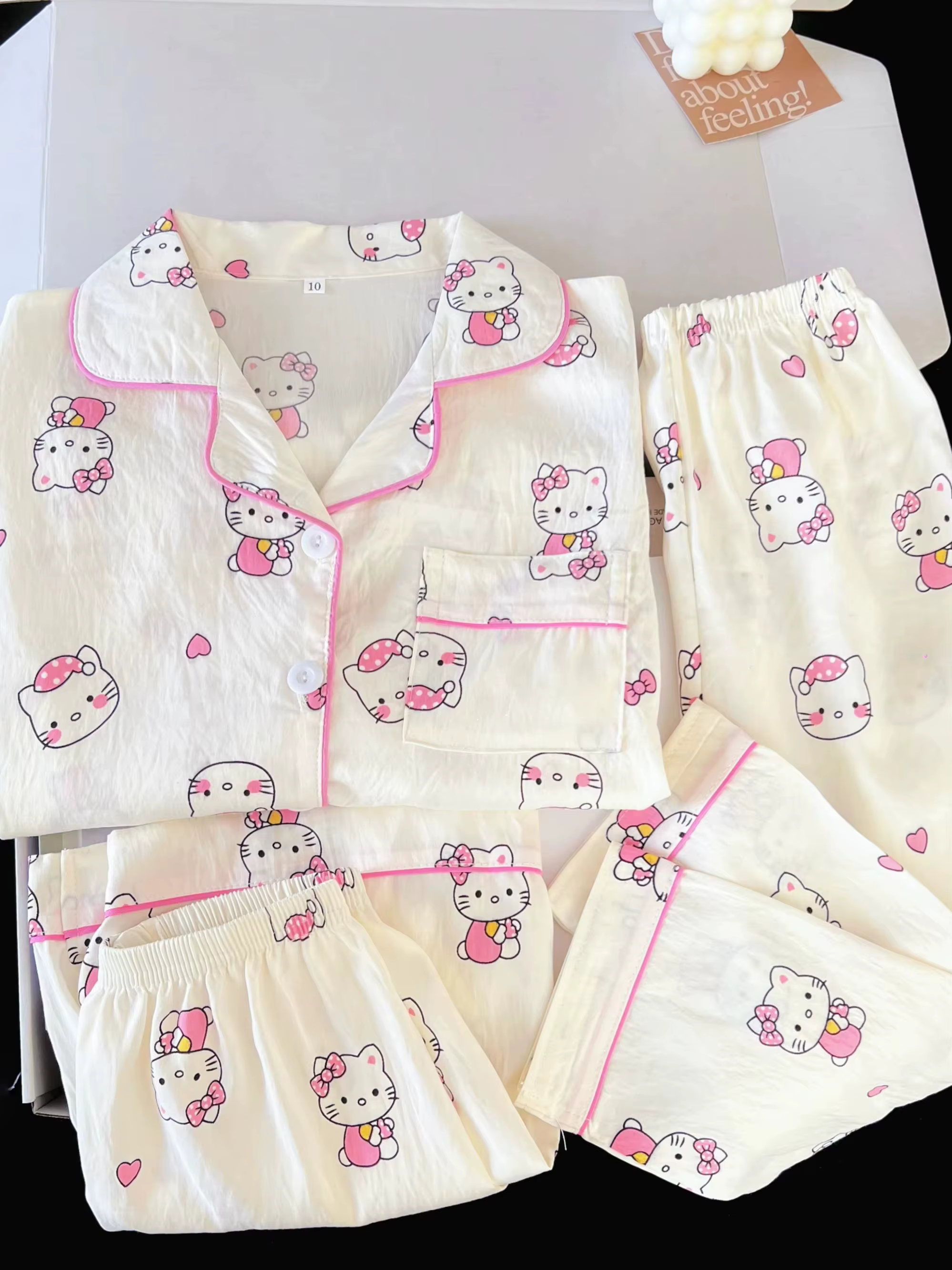 Adorable ensemble pyjama trois pièces HELLO KITTY, un haut à manches courtes et un short et un panta