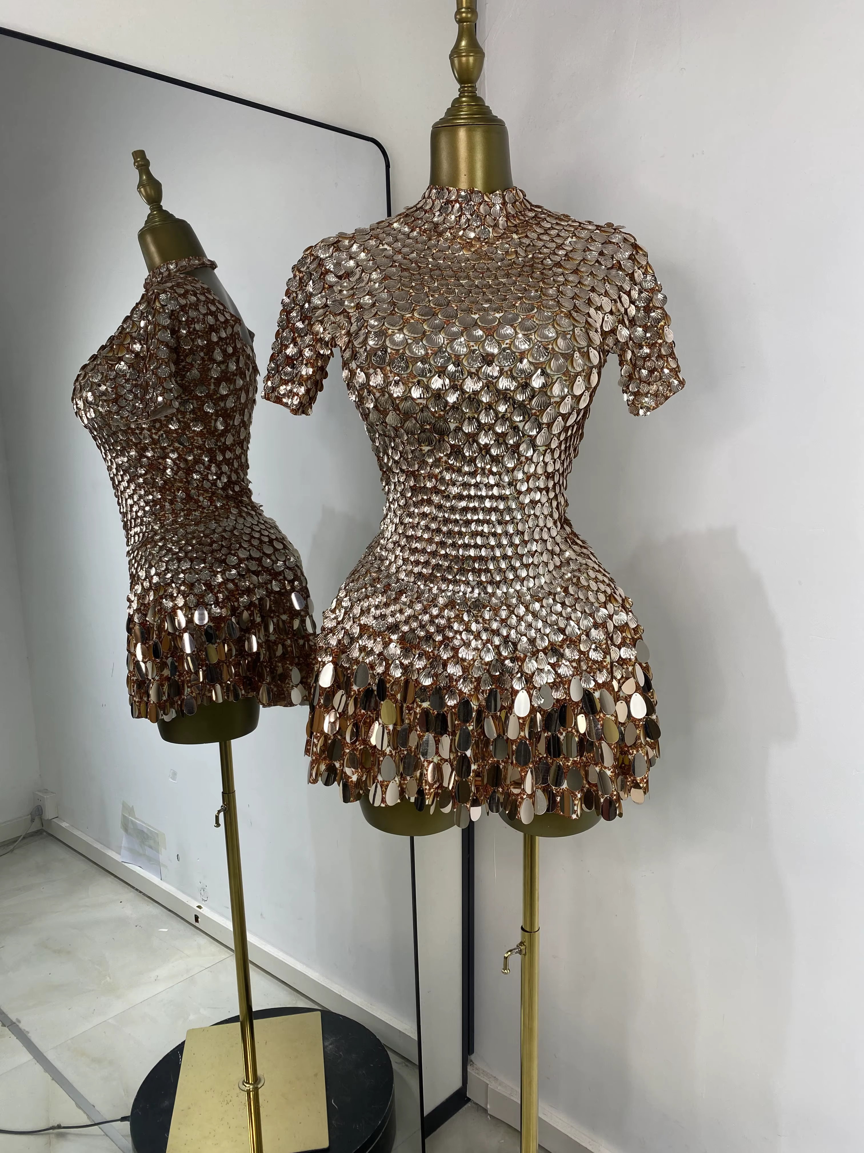 Paillettes scintillantes Champagne élégant manches courtes body une ligne Mini robe remise des diplô
