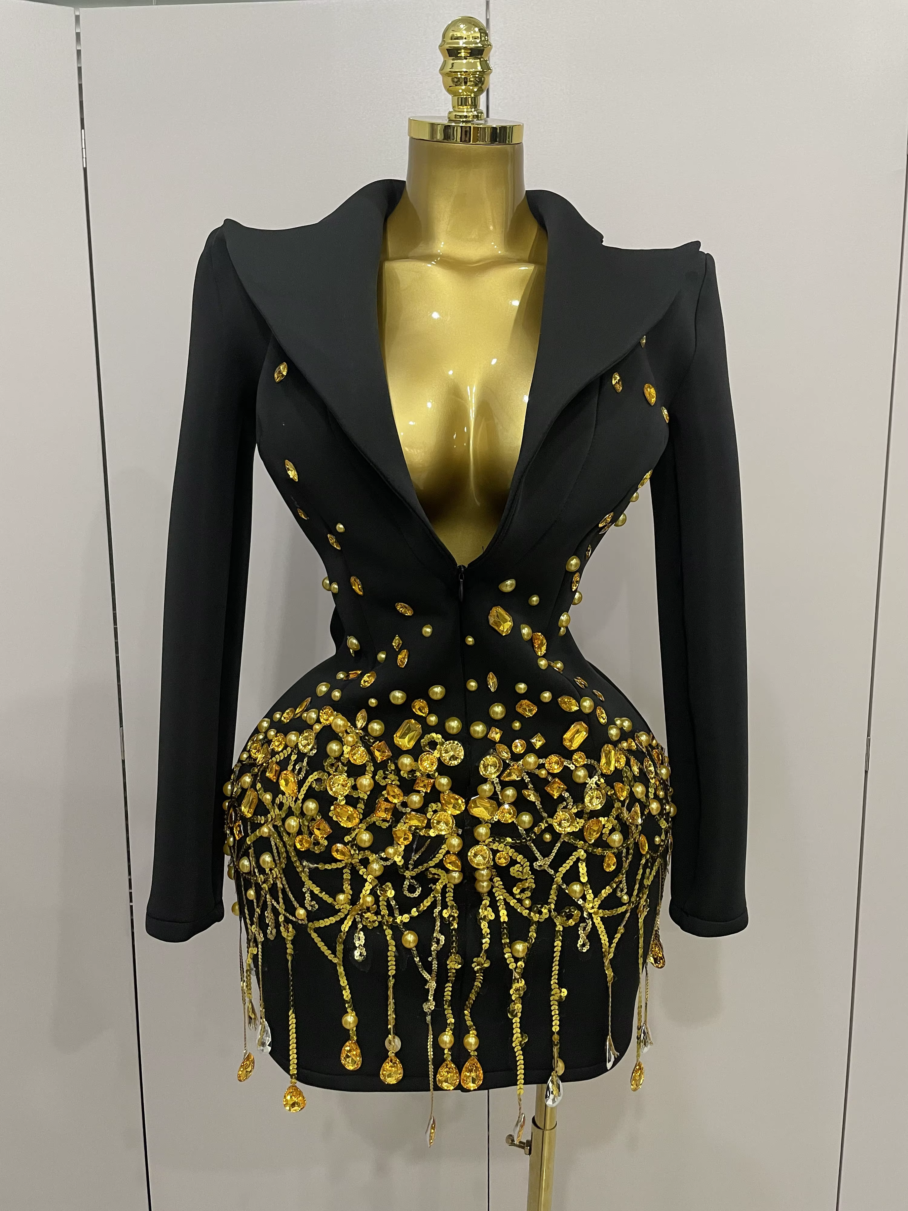 Robe Courte Scintillante à Manches Longues avec Chaînes de Cristal et Perles pour Soirée Anniversair