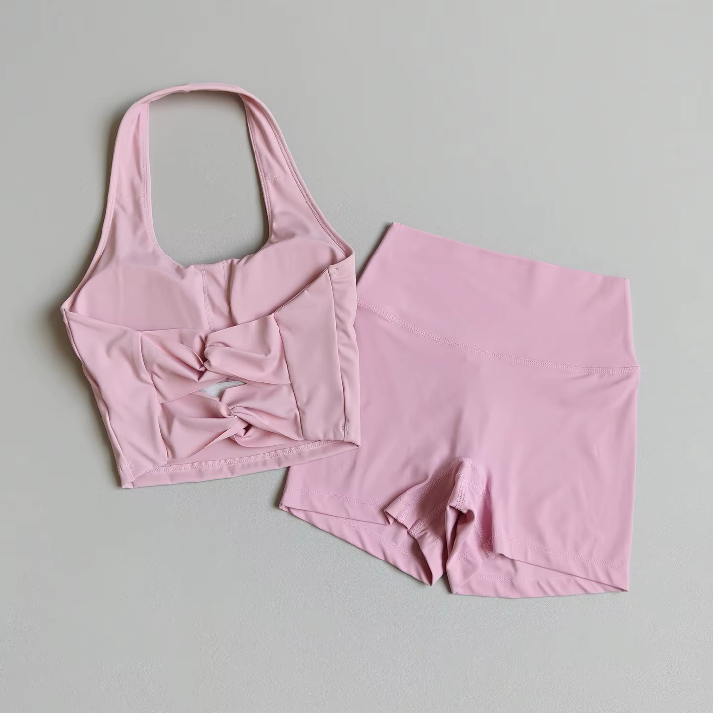 Ensemble de yoga 2 pièces effet seconde peau pour femme : brassière de sport à col halter et short a
