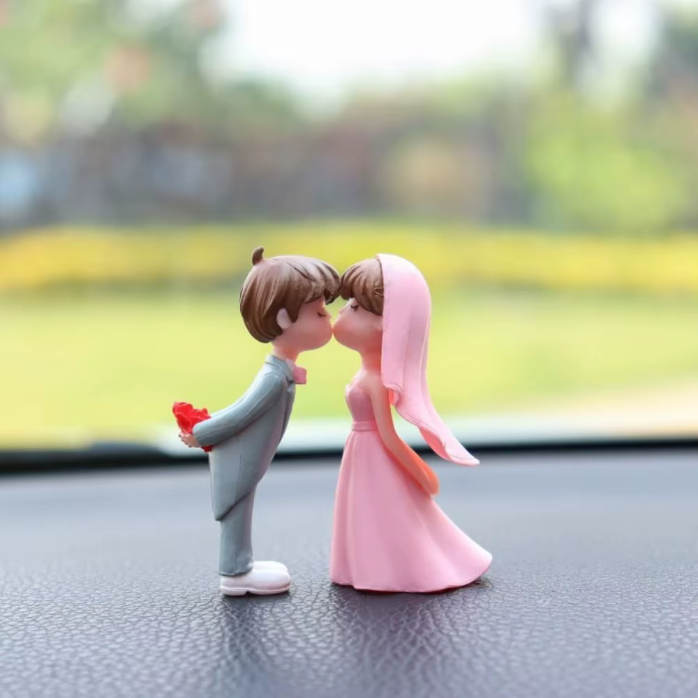 Marié ornements de voiture baiser ballon robe de mariée dessin animé Couples modèle jouets mignon cr