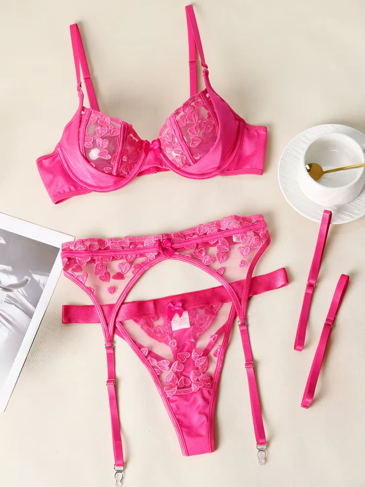 Ensemble de trois sous-vêtements en résille brodée avec cœur rouge Belamimi, ensemble soutien-gorge