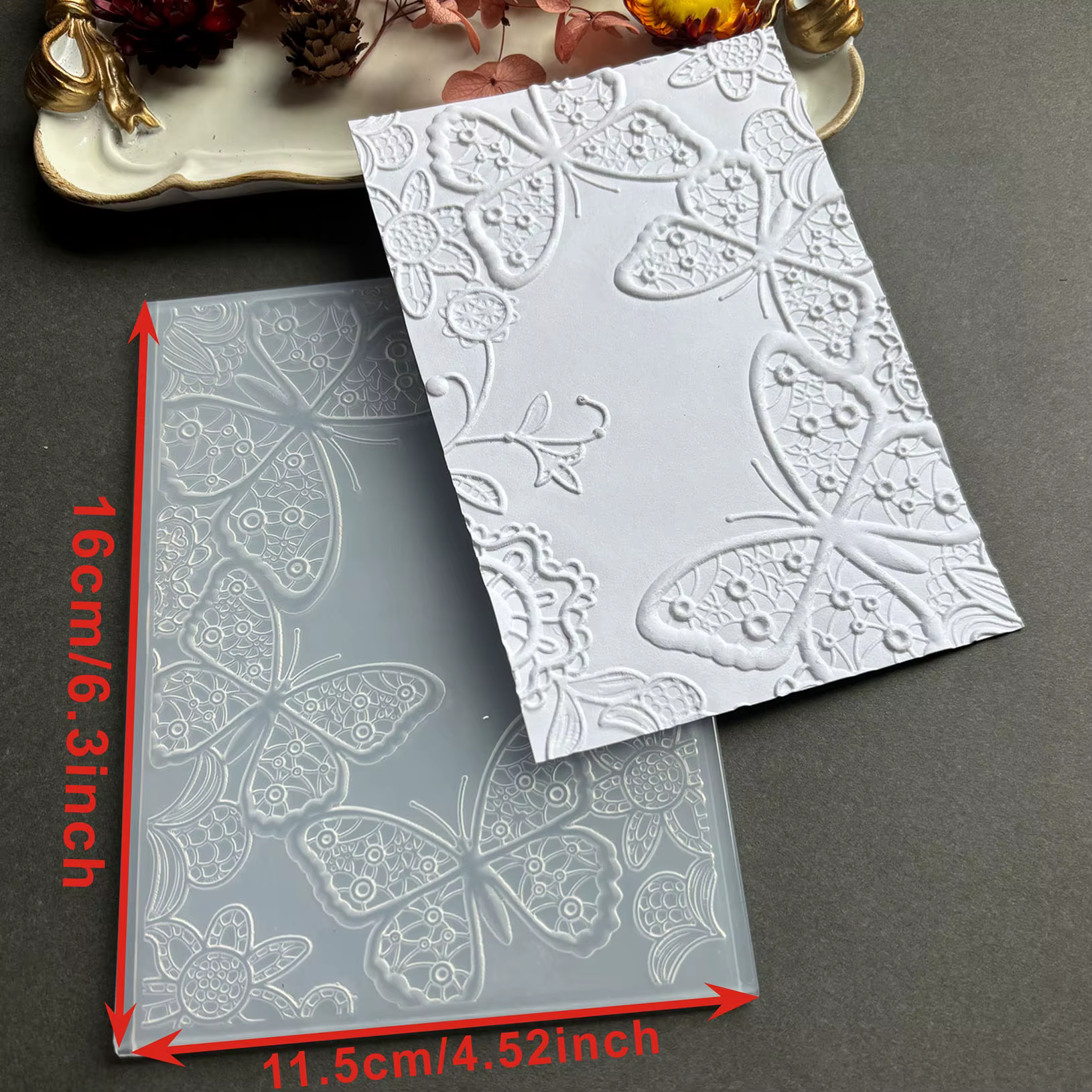Dossier gaufré 3D - Motif de fond texturé « Nuit Dorée : Rêves de papillons et de fleurs gaufrés ent