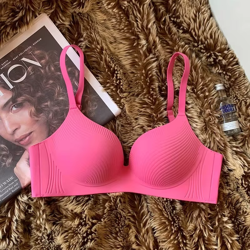 Sous-vêtements sans marquage pour femmes, avec gros seins montrant des petits seins froncés, soutien
