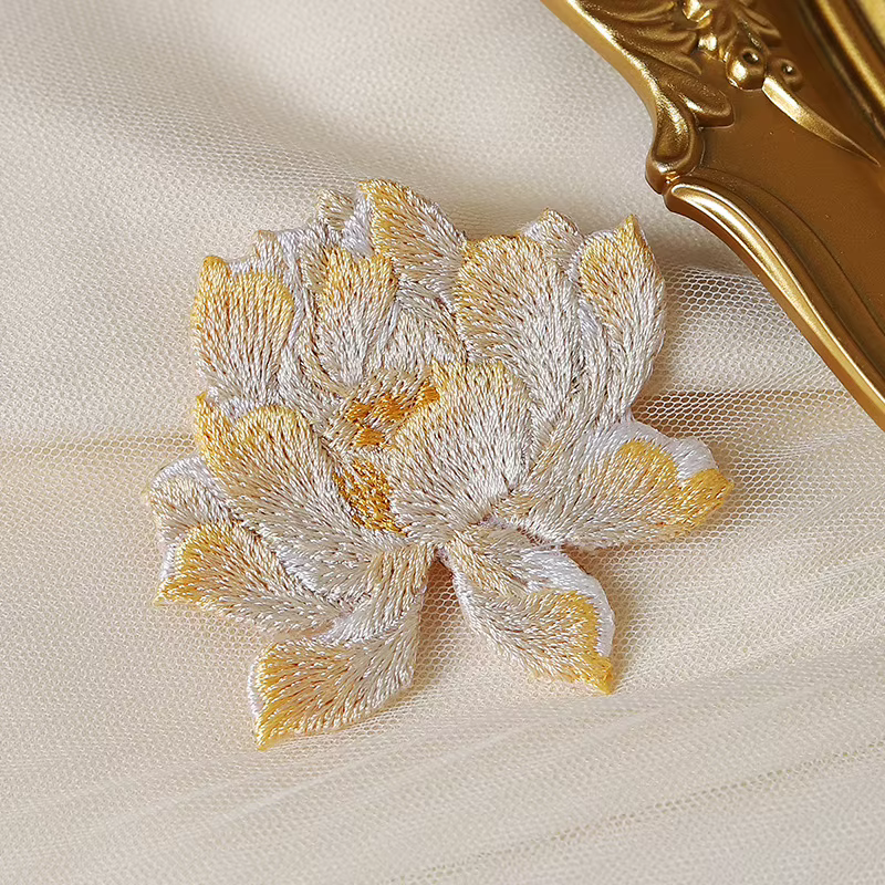 Patchs brodés thermocollants motif lotus, appliques florales en tissu pour réparation de vêtements,