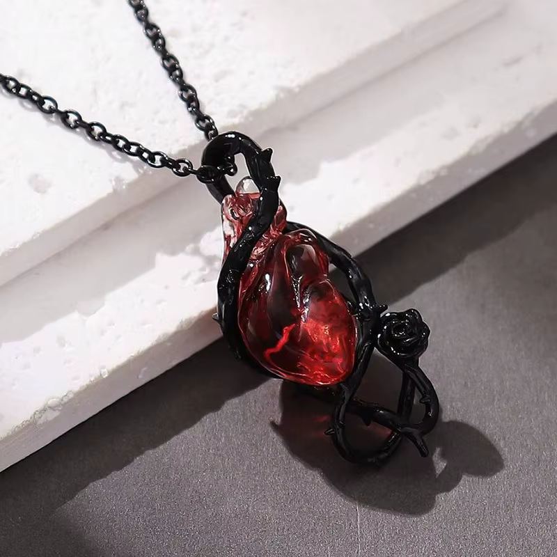 Collier Cœur Rose Épineuse Romantique Sombre pour Femme, Pendentif Cœur Rouge Tonalité Noire Gothiqu