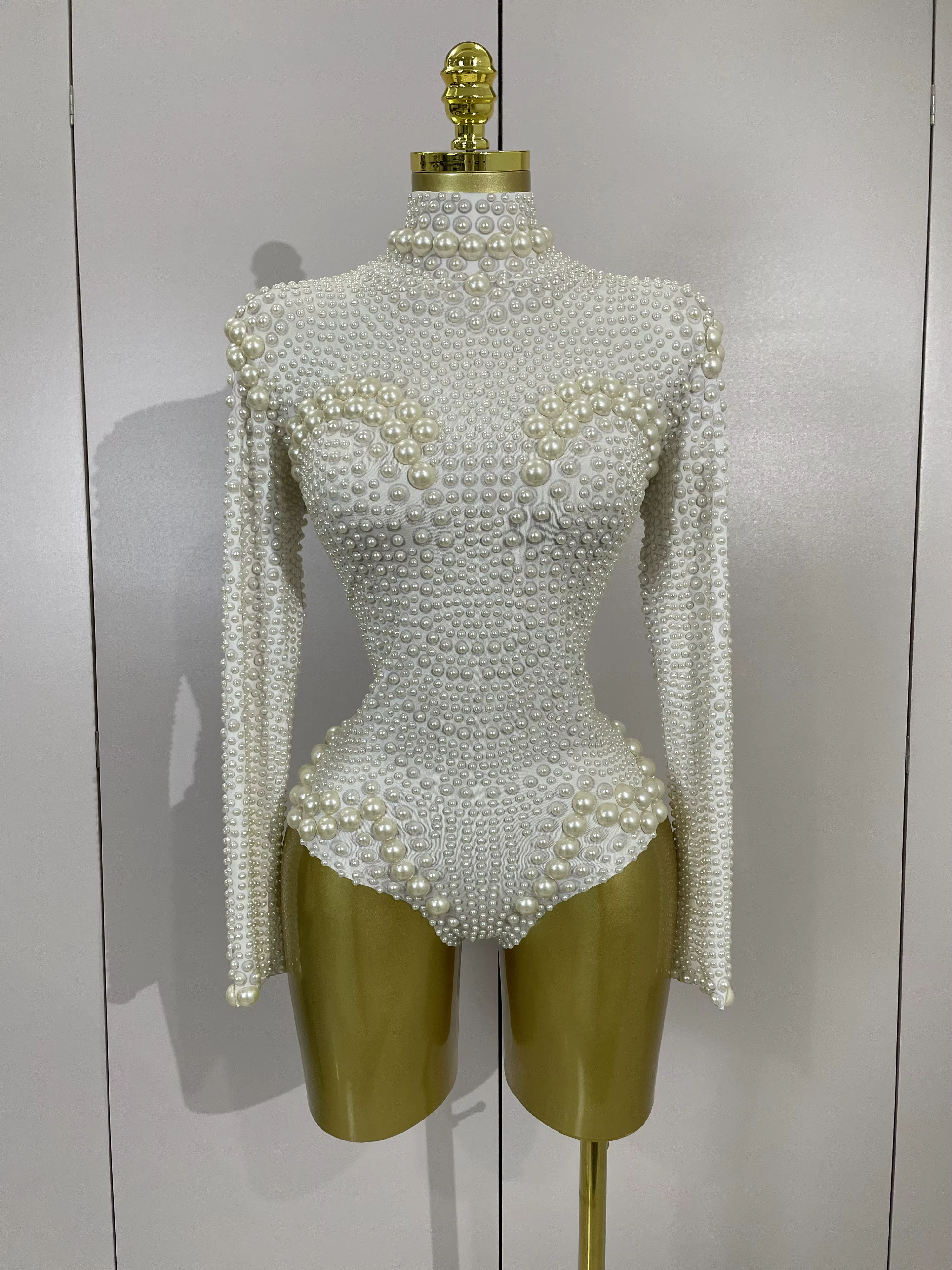 Combinaison extensible blanche à manches longues entièrement perlée pour femme, idéale pour les soir
